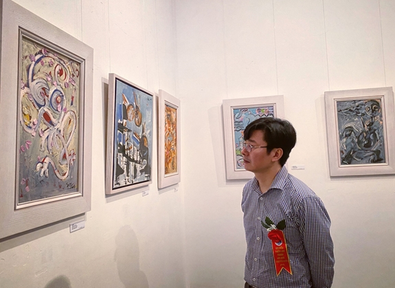 Khán tham quan tại triển lãm.